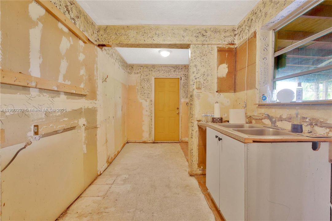 Recently Sold: $435,000 (3 beds, 2 baths, 1670 Square Feet)