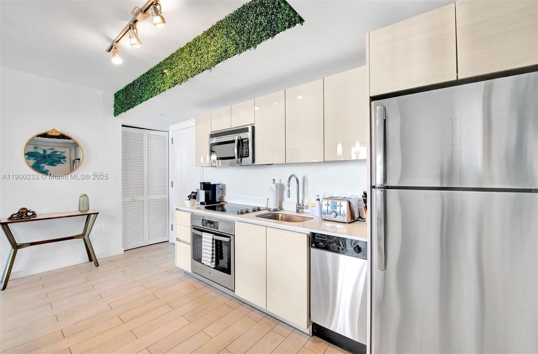 For Sale: $430,000 (2 beds, 2 baths, 1028 Square Feet)