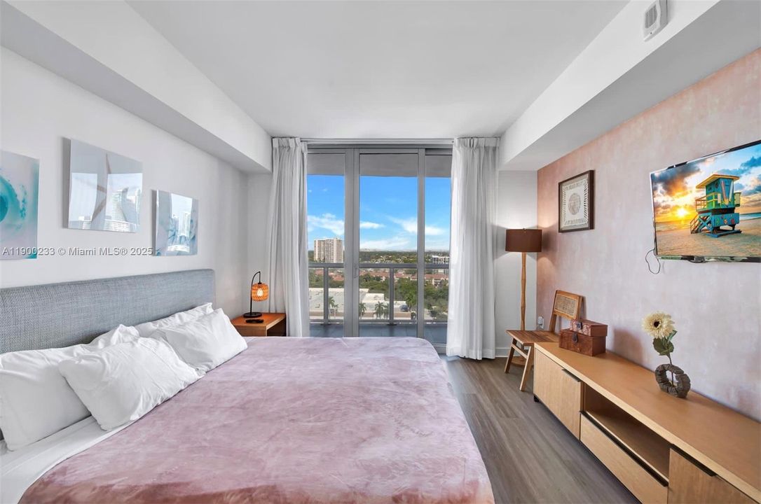 For Sale: $430,000 (2 beds, 2 baths, 1028 Square Feet)