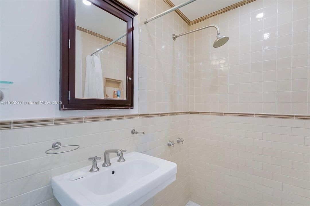 Activo con contrato: $3,900,000 (3 camas, 2 baños, 1882 Pies cuadrados)