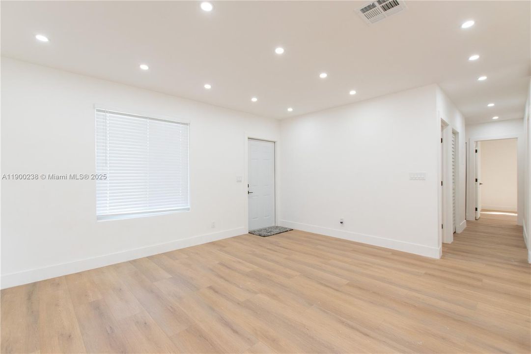 待售: $440,000 (4 贝兹, 2 浴室, 1132 平方英尺)