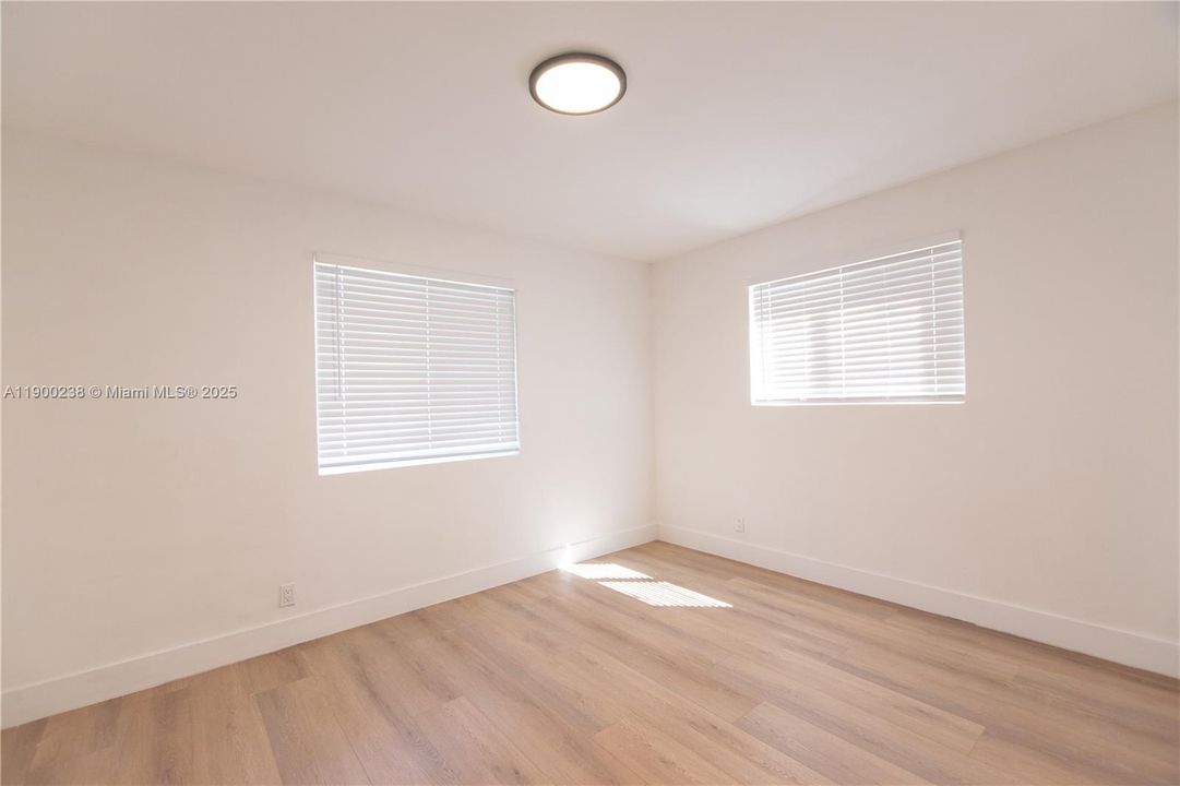 待售: $440,000 (4 贝兹, 2 浴室, 1132 平方英尺)