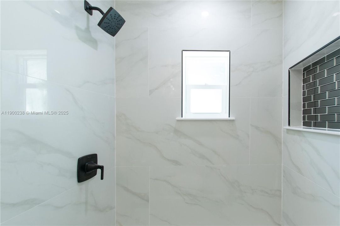 待售: $440,000 (4 贝兹, 2 浴室, 1132 平方英尺)