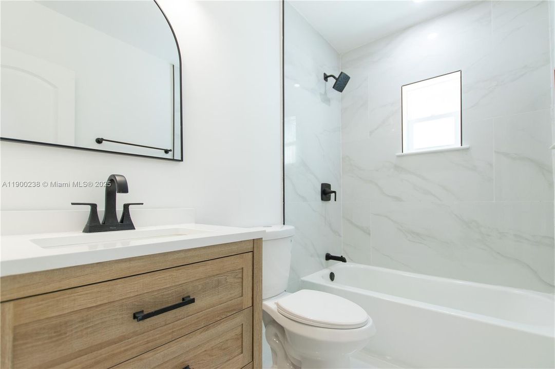 待售: $440,000 (4 贝兹, 2 浴室, 1132 平方英尺)