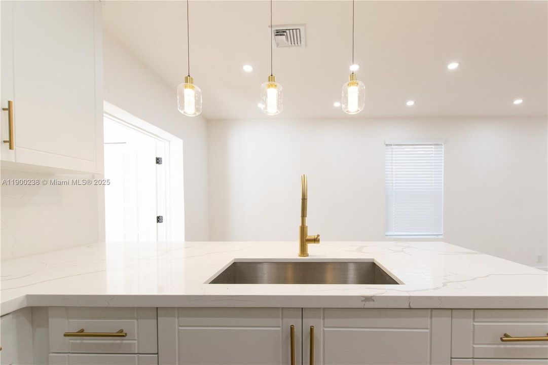 待售: $440,000 (4 贝兹, 2 浴室, 1132 平方英尺)