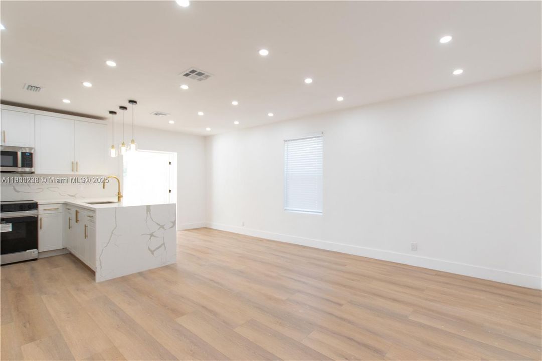 待售: $440,000 (4 贝兹, 2 浴室, 1132 平方英尺)