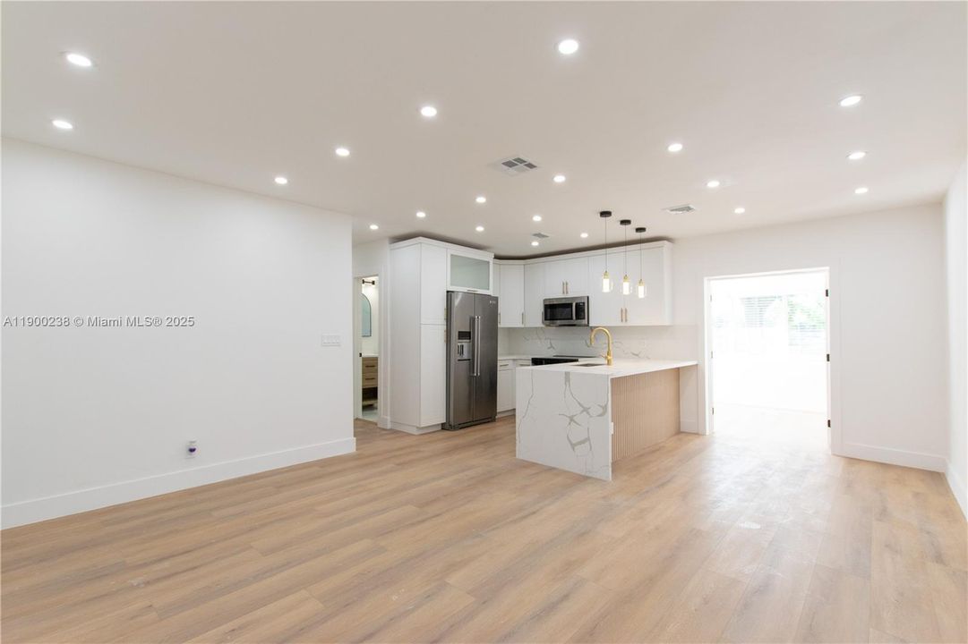 待售: $440,000 (4 贝兹, 2 浴室, 1132 平方英尺)