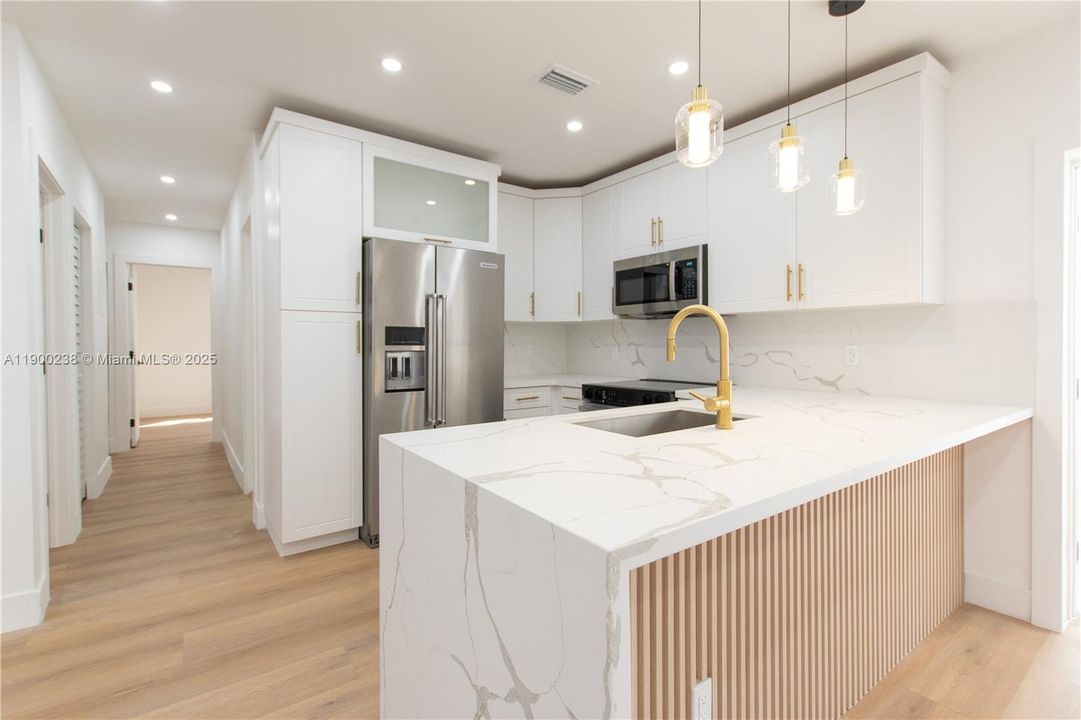 待售: $440,000 (4 贝兹, 2 浴室, 1132 平方英尺)