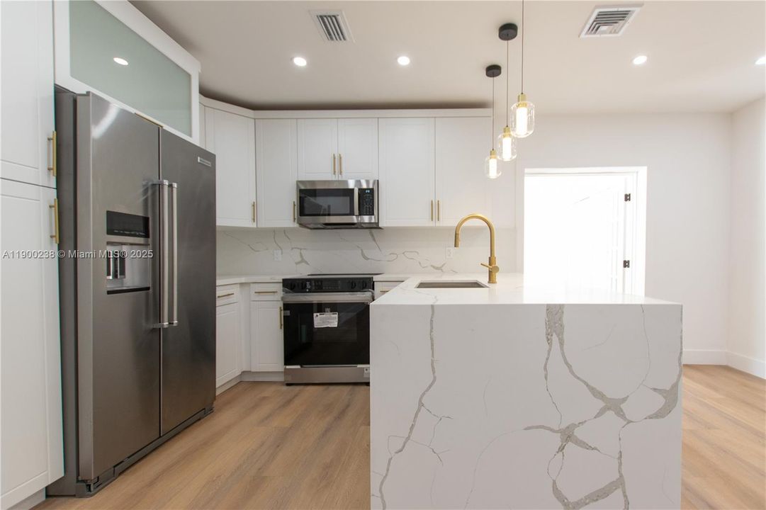 待售: $440,000 (4 贝兹, 2 浴室, 1132 平方英尺)