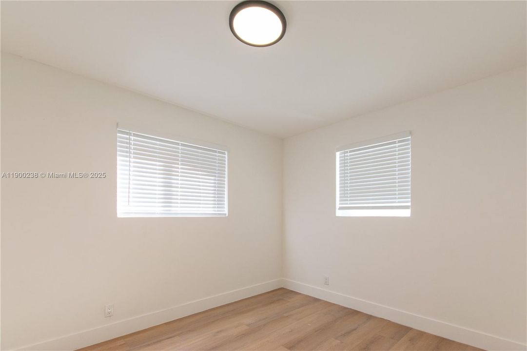 待售: $440,000 (4 贝兹, 2 浴室, 1132 平方英尺)