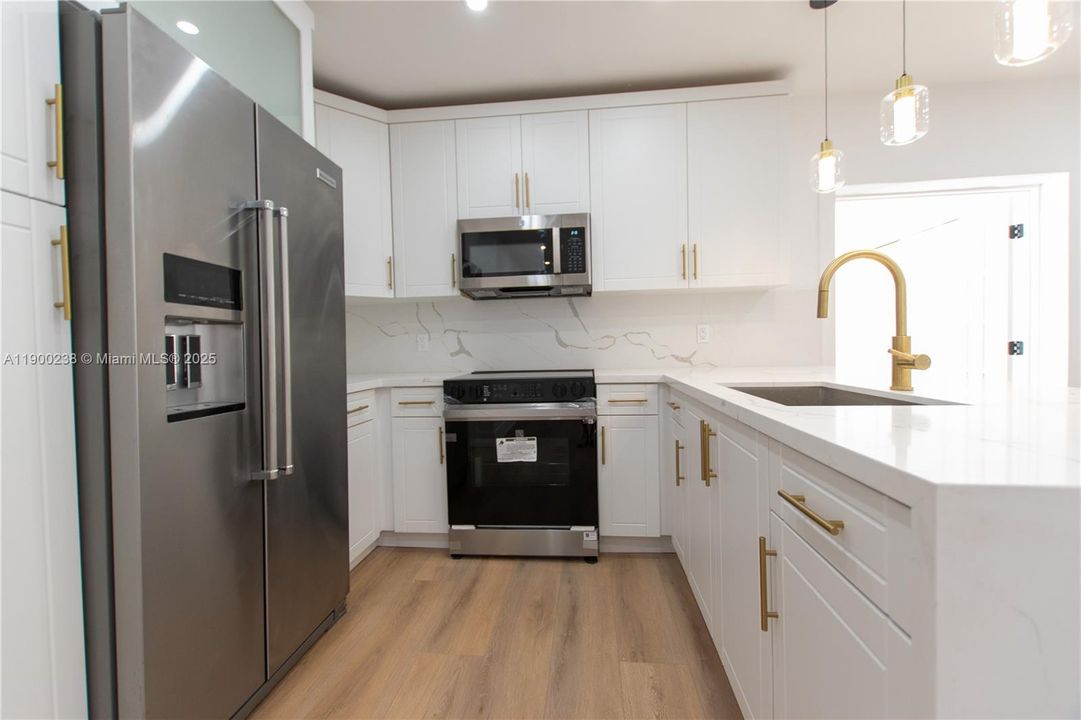 待售: $440,000 (4 贝兹, 2 浴室, 1132 平方英尺)