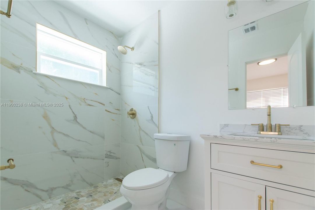 待售: $440,000 (4 贝兹, 2 浴室, 1132 平方英尺)