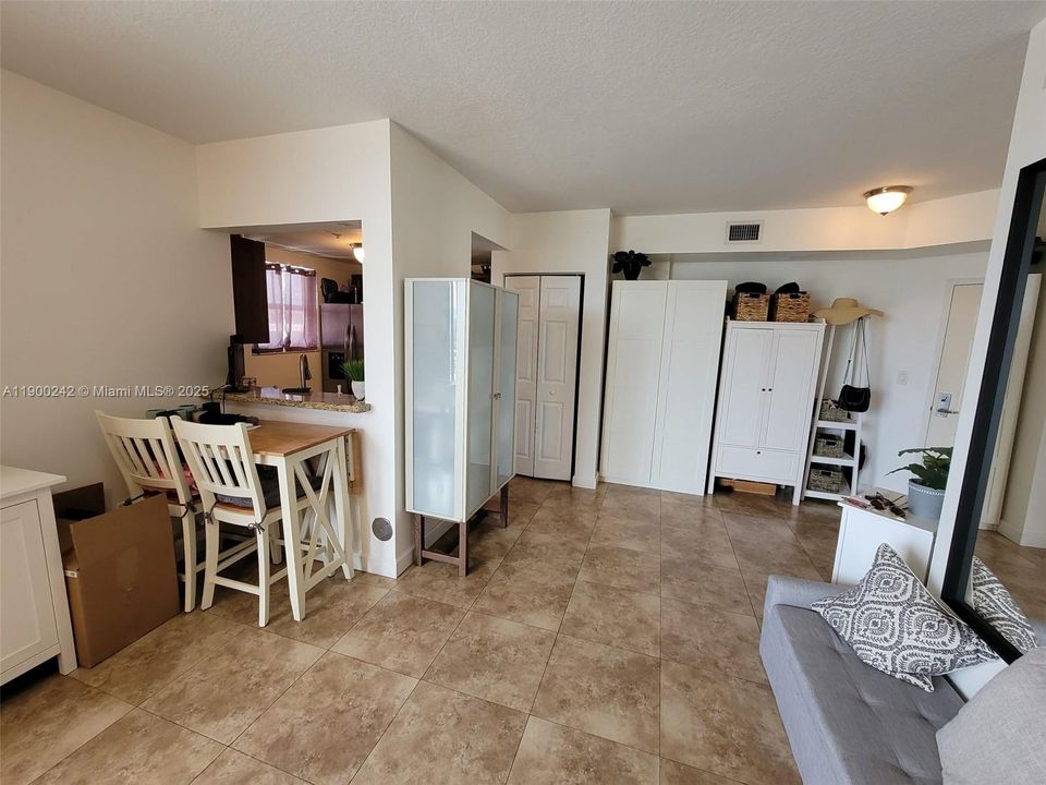 For Rent: $2,250 (1 beds, 1 baths, 655 Square Feet)