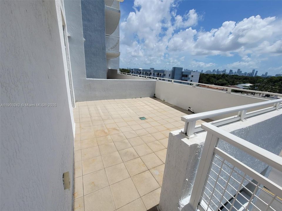 For Rent: $2,250 (1 beds, 1 baths, 655 Square Feet)