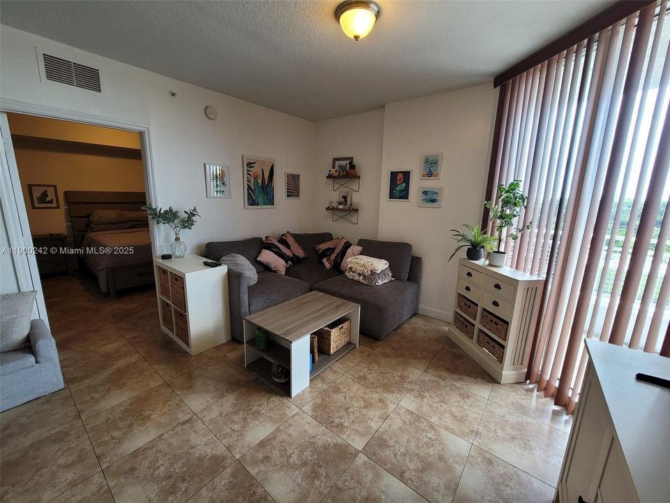 For Rent: $2,250 (1 beds, 1 baths, 655 Square Feet)