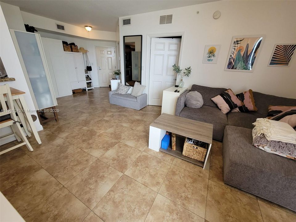 For Rent: $2,250 (1 beds, 1 baths, 655 Square Feet)