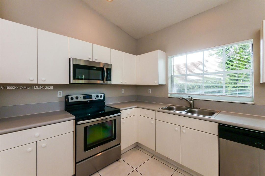 Recently Rented: $2,985 (3 beds, 2 baths, 1693 Square Feet)