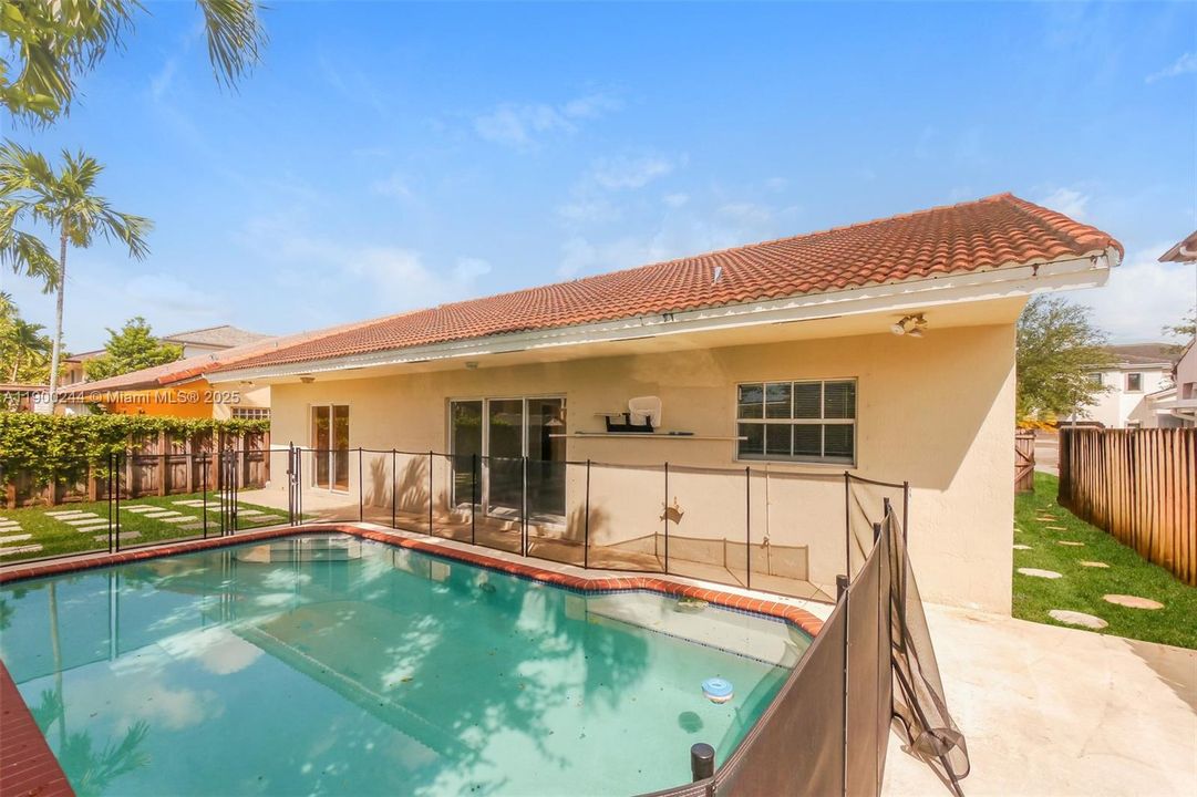 Recently Rented: $2,985 (3 beds, 2 baths, 1693 Square Feet)