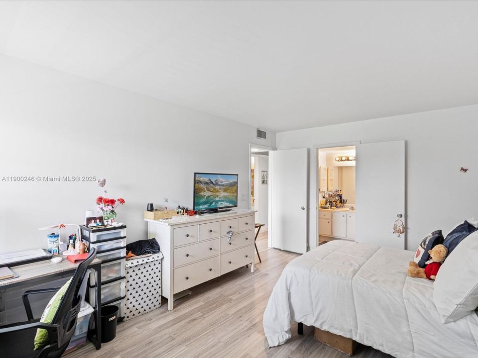 待售: $169,000 (2 贝兹, 2 浴室, 1044 平方英尺)