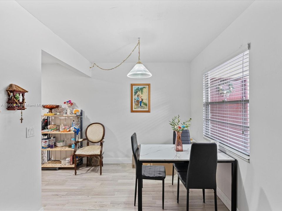 待售: $169,000 (2 贝兹, 2 浴室, 1044 平方英尺)