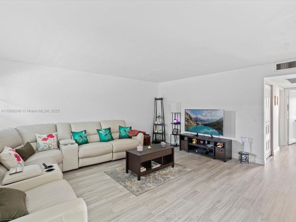 待售: $169,000 (2 贝兹, 2 浴室, 1044 平方英尺)