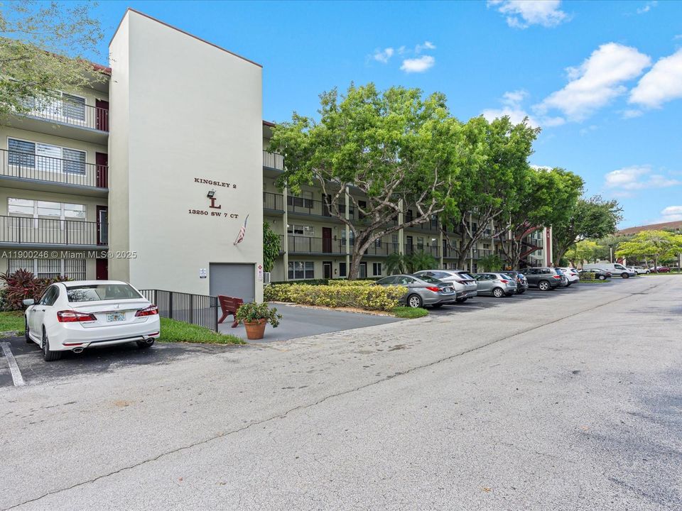 待售: $169,000 (2 贝兹, 2 浴室, 1044 平方英尺)