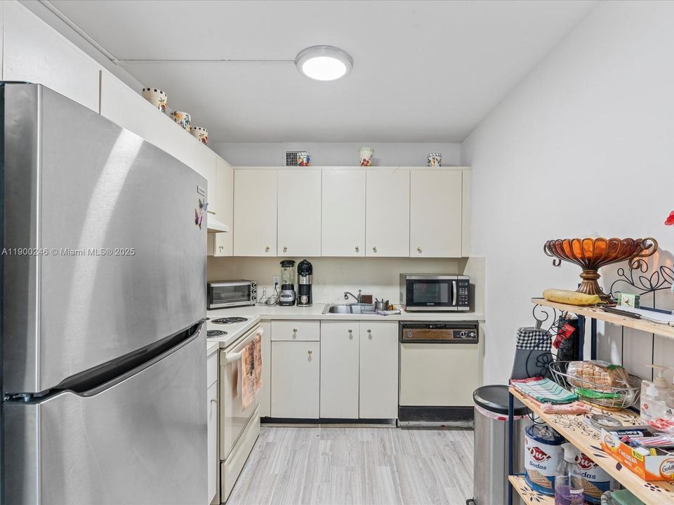 待售: $169,000 (2 贝兹, 2 浴室, 1044 平方英尺)