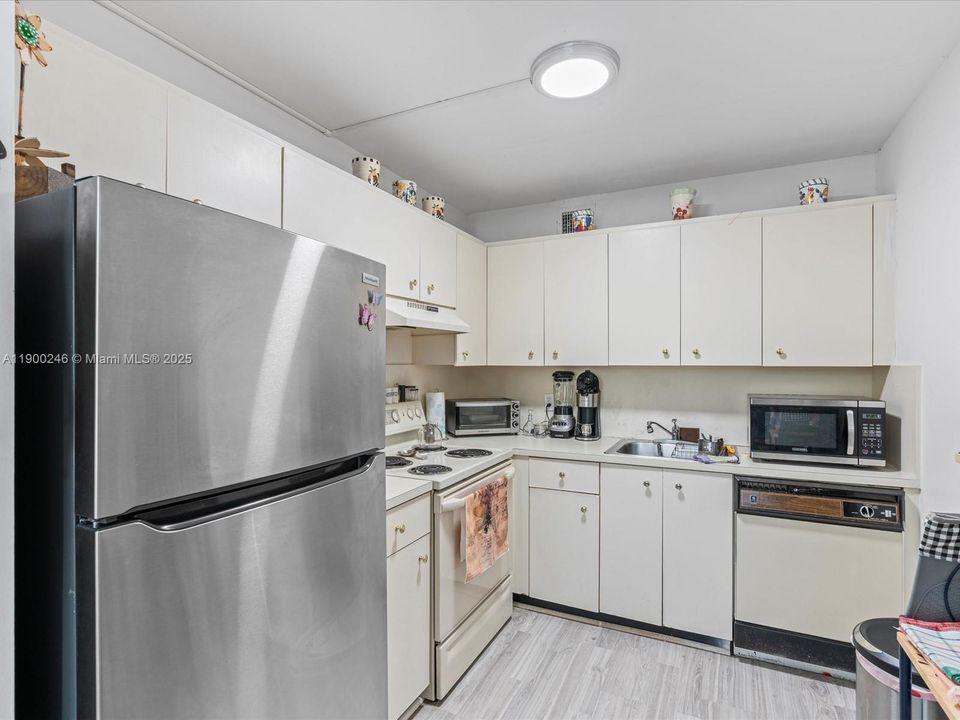 待售: $169,000 (2 贝兹, 2 浴室, 1044 平方英尺)