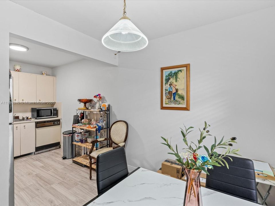 待售: $169,000 (2 贝兹, 2 浴室, 1044 平方英尺)