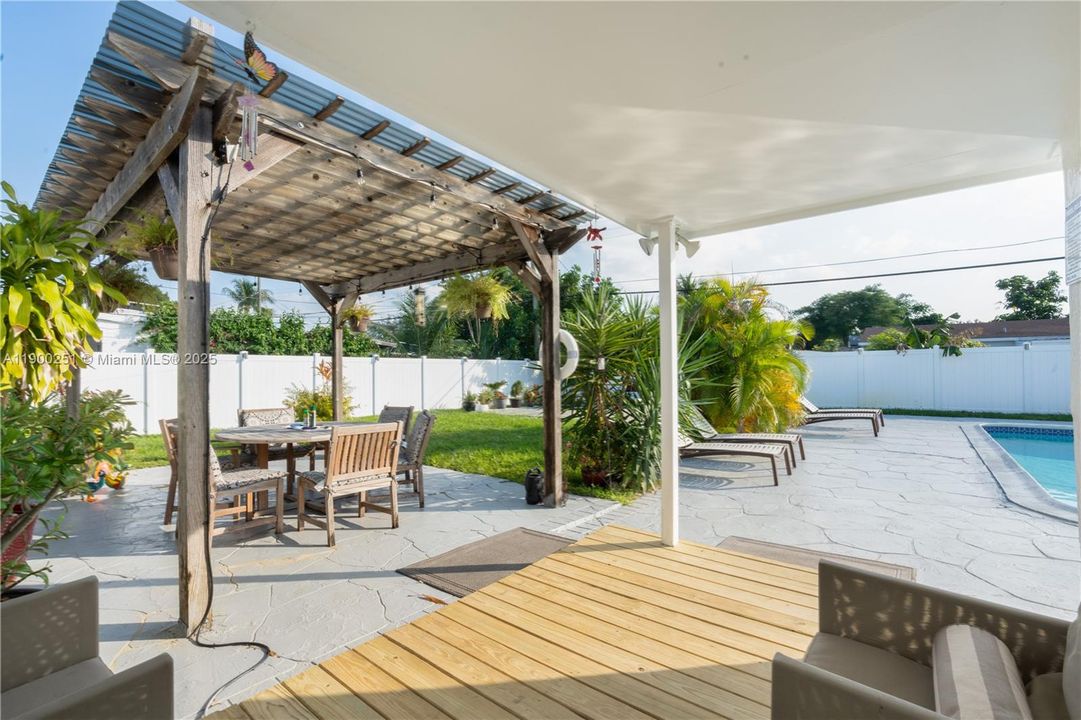 Recently Rented: $3,650 (3 beds, 2 baths, 1275 Square Feet)