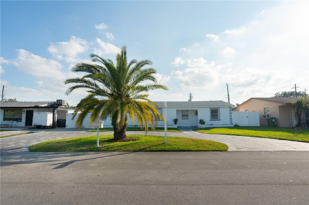 Recently Rented: $3,650 (3 beds, 2 baths, 1275 Square Feet)