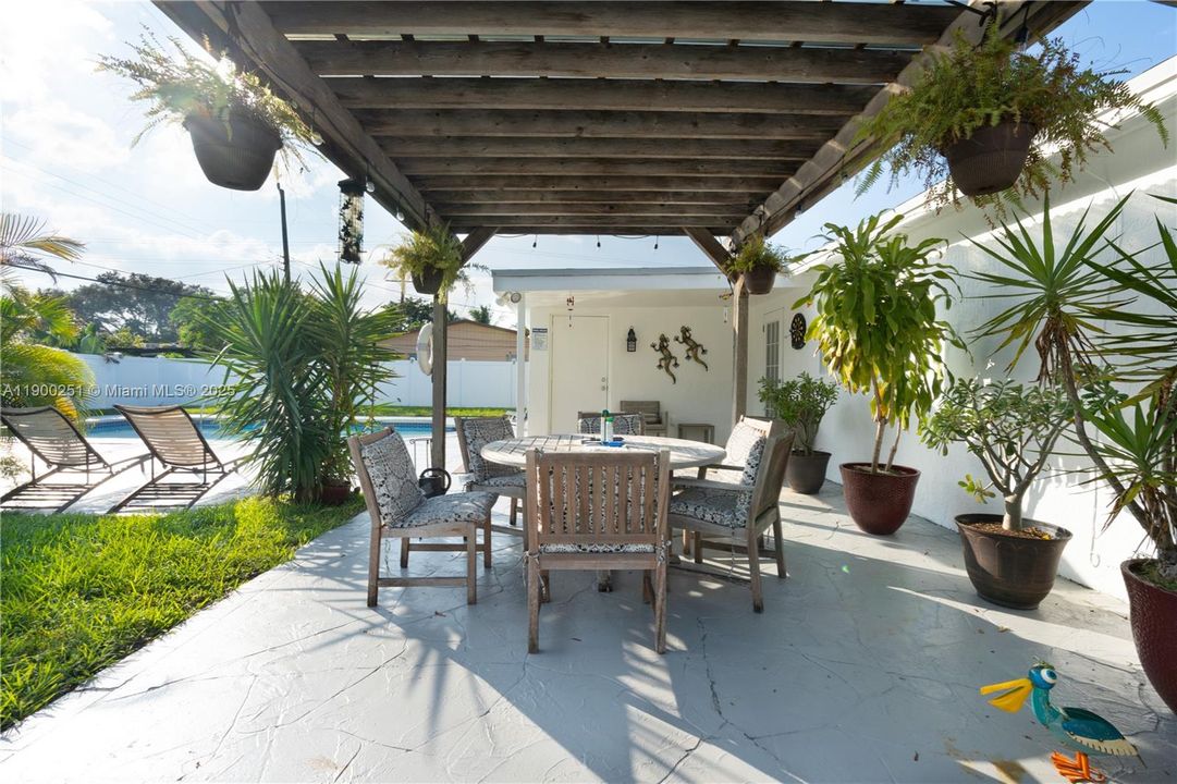 Recently Rented: $3,650 (3 beds, 2 baths, 1275 Square Feet)