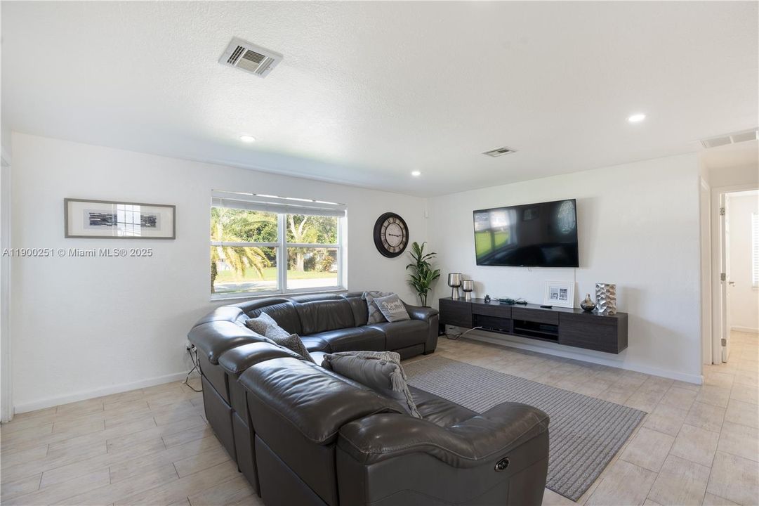 Recently Rented: $3,650 (3 beds, 2 baths, 1275 Square Feet)