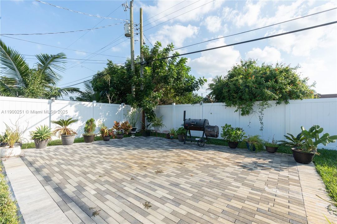 Recently Rented: $3,650 (3 beds, 2 baths, 1275 Square Feet)