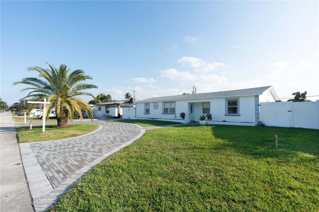 Recently Rented: $3,650 (3 beds, 2 baths, 1275 Square Feet)