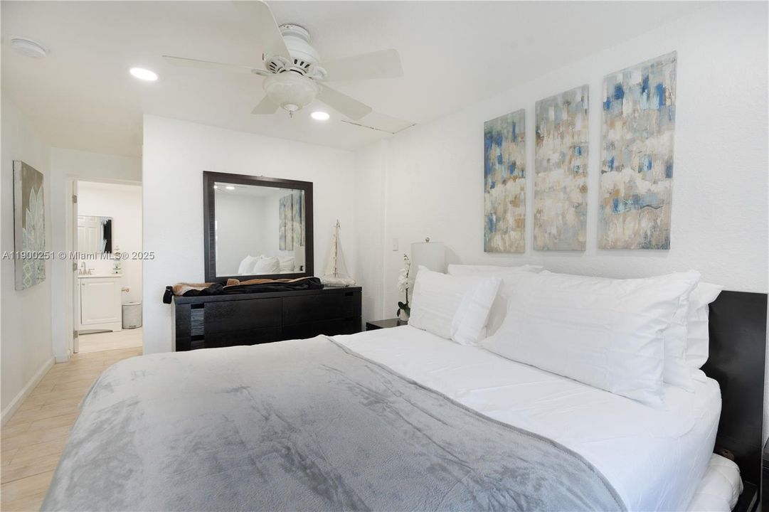 Recently Rented: $3,650 (3 beds, 2 baths, 1275 Square Feet)