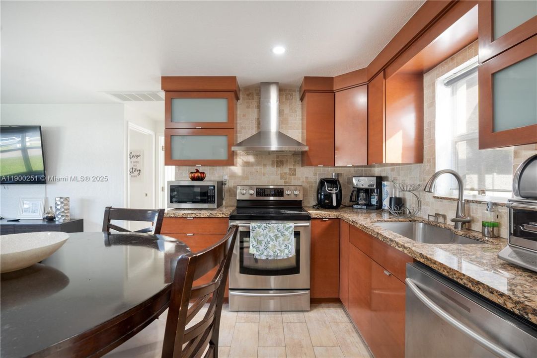 Recently Rented: $3,650 (3 beds, 2 baths, 1275 Square Feet)