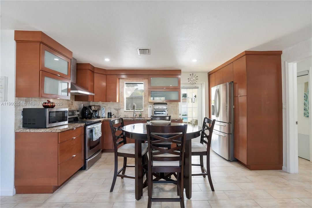 Recently Rented: $3,650 (3 beds, 2 baths, 1275 Square Feet)