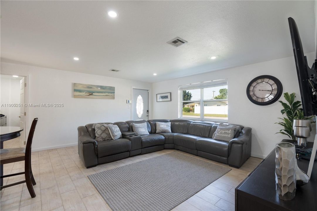 Recently Rented: $3,650 (3 beds, 2 baths, 1275 Square Feet)