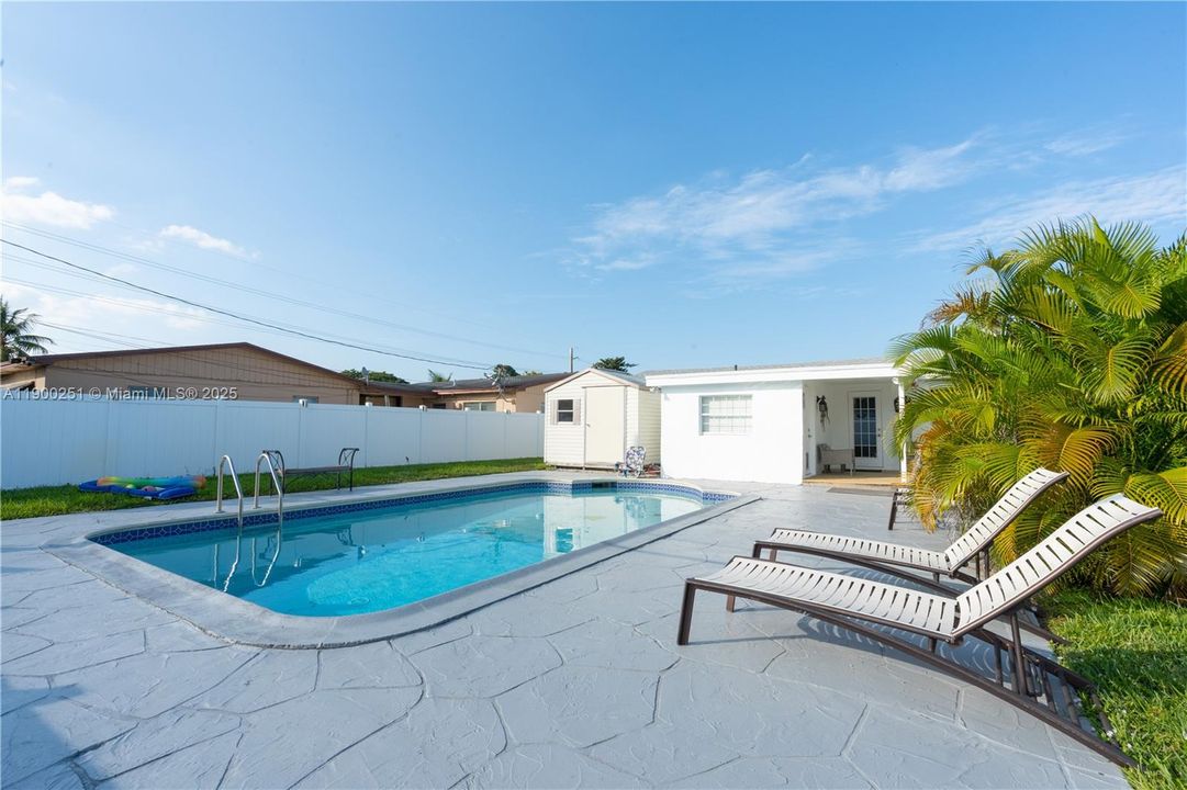 Recently Rented: $3,650 (3 beds, 2 baths, 1275 Square Feet)