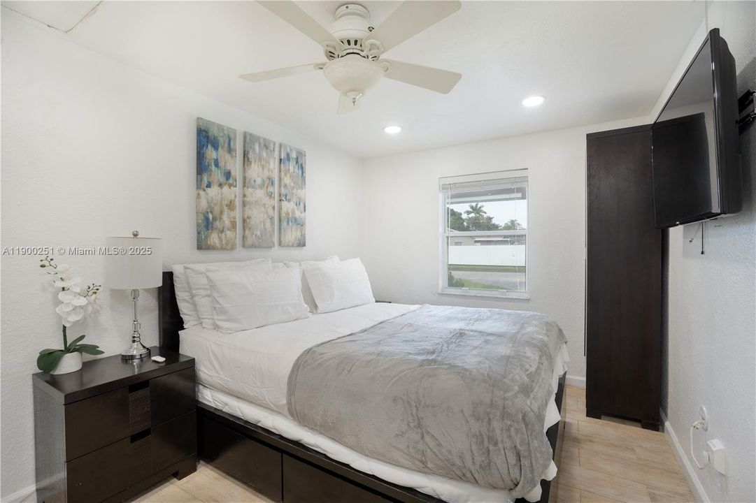 Recently Rented: $3,650 (3 beds, 2 baths, 1275 Square Feet)