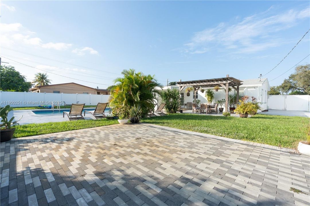 Recently Rented: $3,650 (3 beds, 2 baths, 1275 Square Feet)