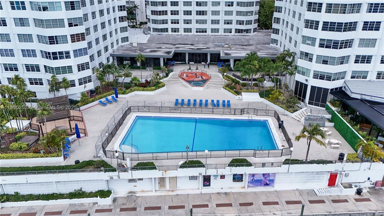 Active With Contract: $3,095 (2 beds, 2 baths, 990 Square Feet)