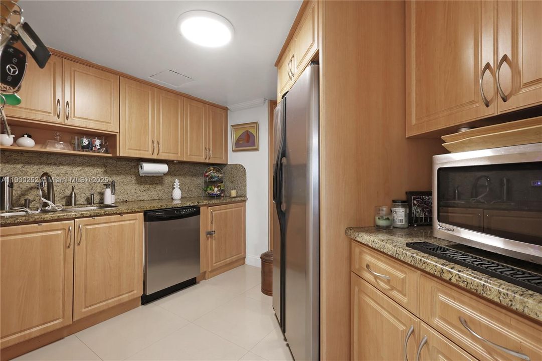 Active With Contract: $3,095 (2 beds, 2 baths, 990 Square Feet)