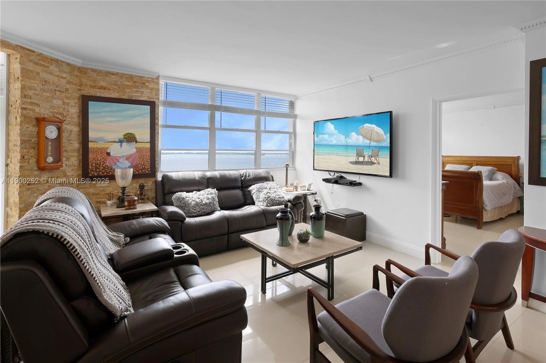 Active With Contract: $3,095 (2 beds, 2 baths, 990 Square Feet)