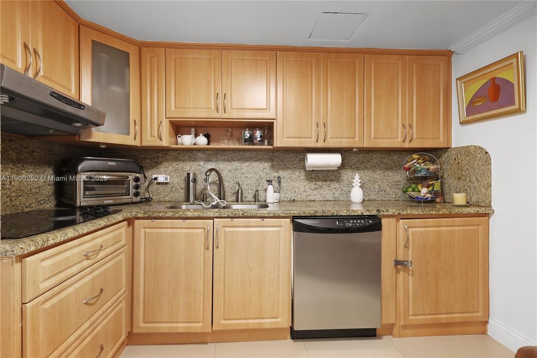 Active With Contract: $3,095 (2 beds, 2 baths, 990 Square Feet)