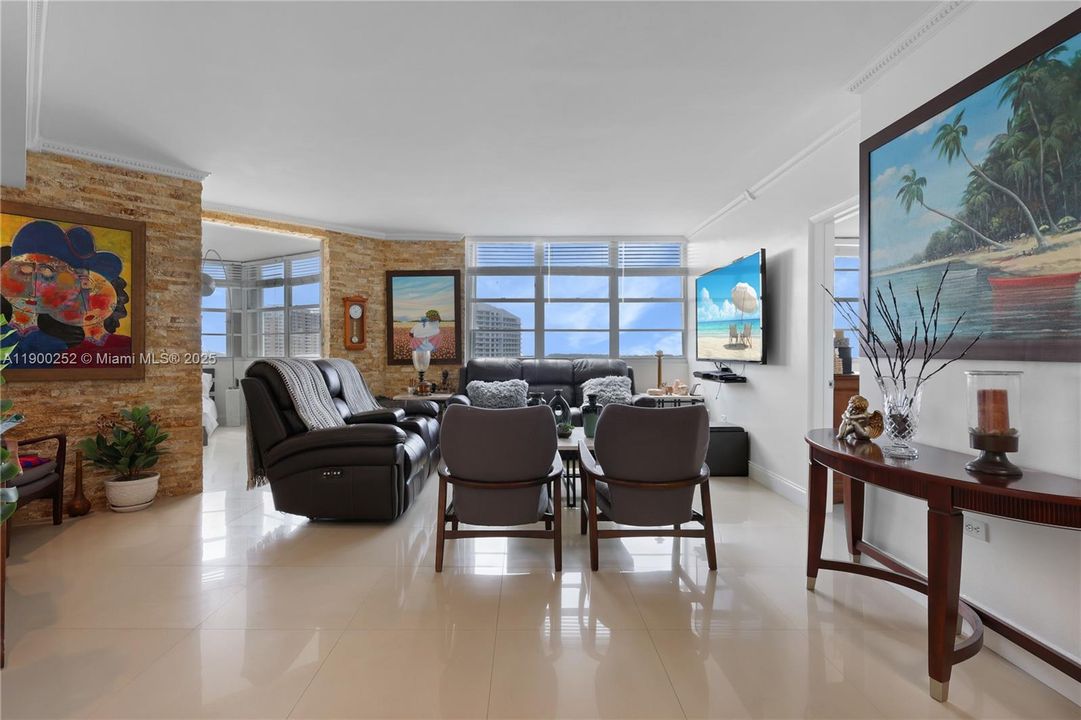 Active With Contract: $3,095 (2 beds, 2 baths, 990 Square Feet)