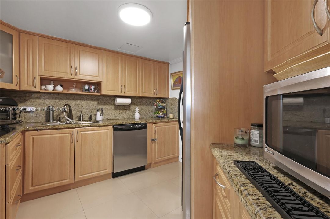 Active With Contract: $3,095 (2 beds, 2 baths, 990 Square Feet)