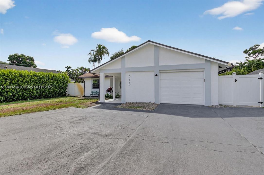 Active With Contract: $3,500 (3 beds, 2 baths, 1304 Square Feet)