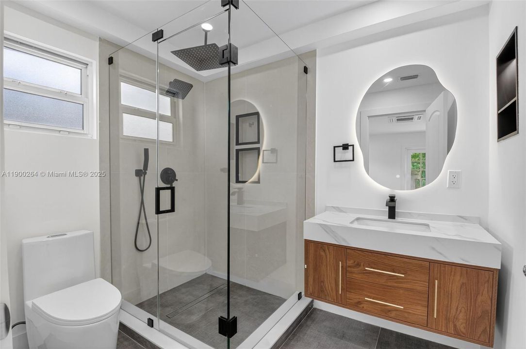 Active With Contract: $3,500 (3 beds, 2 baths, 1304 Square Feet)